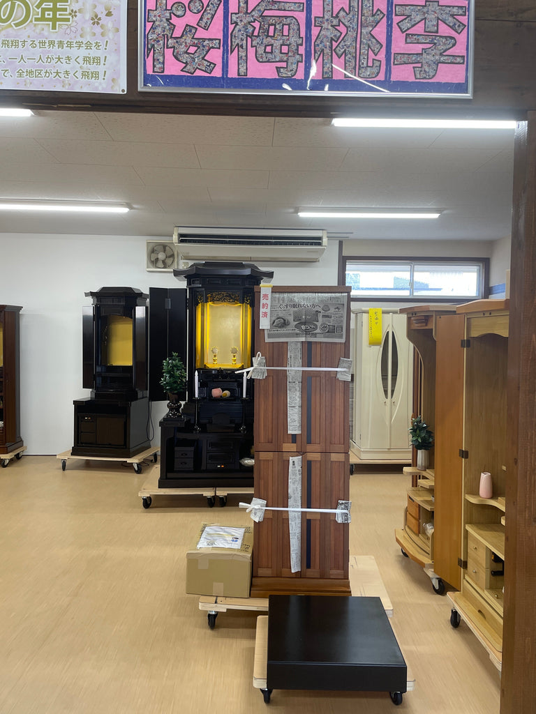 創価学会 中古仏壇 1276 503 ニヤトー無垢 ブリーゼ:長野県へ出荷します。黒檀の置台を椅子を使うので追加されました